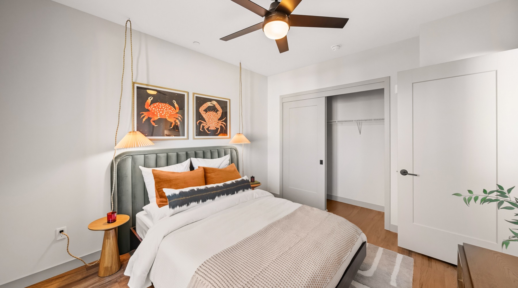 bedroom with ceiling fan and closet